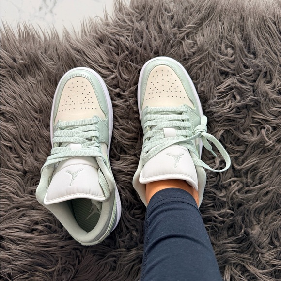 Air Jordan 1 Low SE - Picture 4 of 9